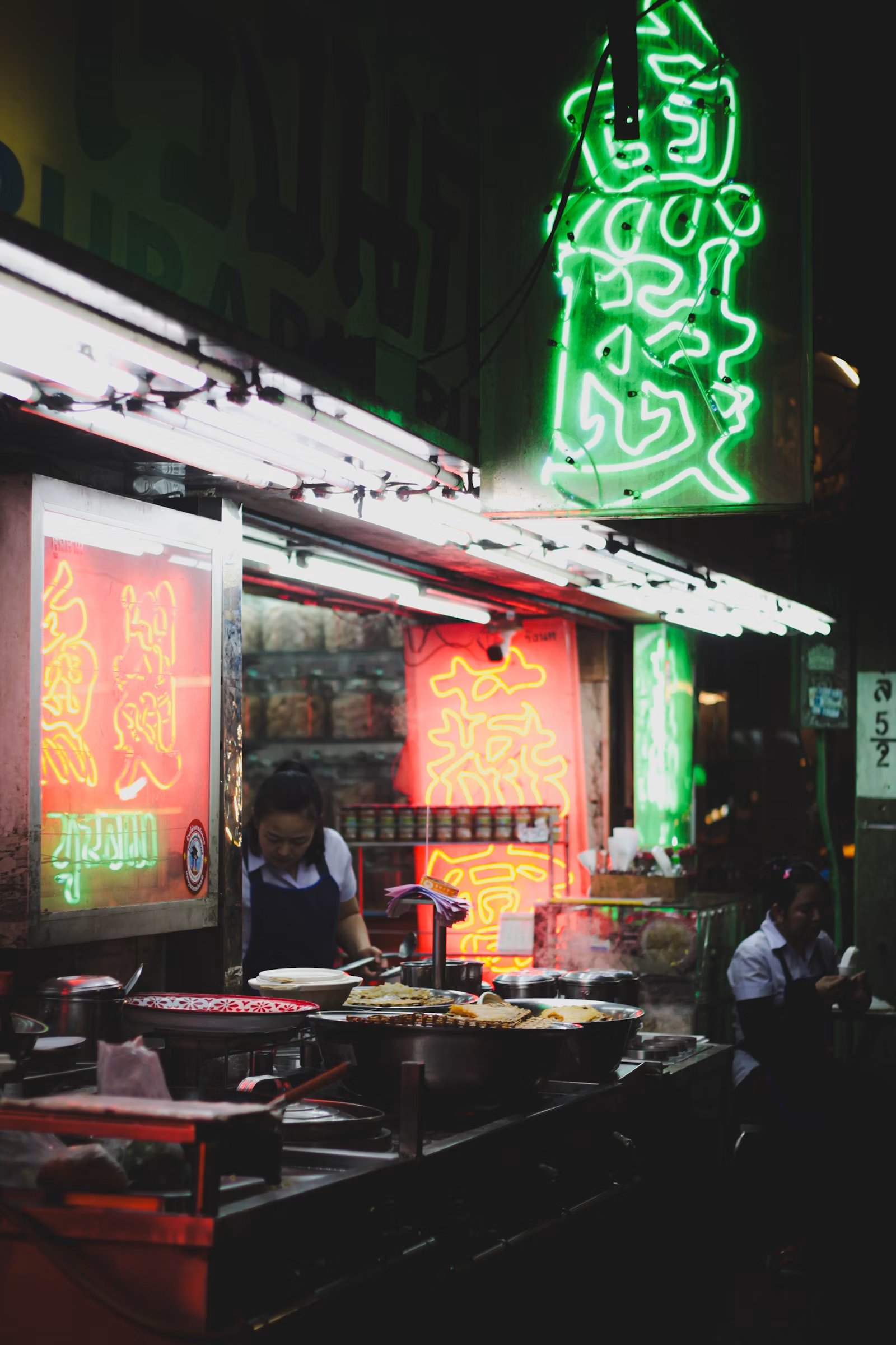 Streetfood-Stand bei Nacht