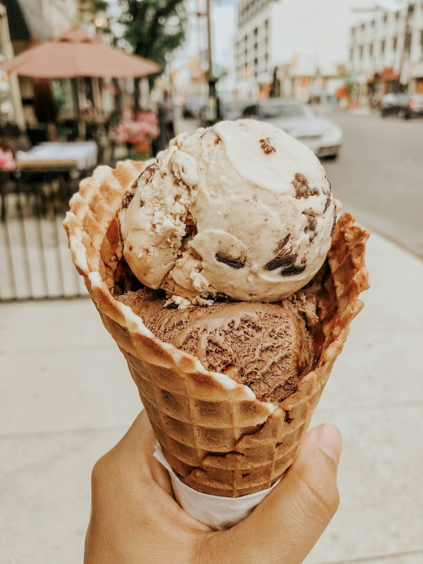 Eismeister bei der handwerklichen Zubereitung frischer Gelati