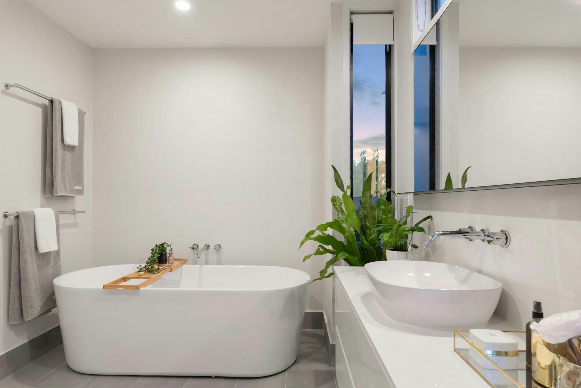 Freistehende Badewanne mit heller Einrichtung